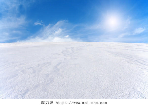 自然风景冬天冬季蓝天下一望无际的雪地风景图
